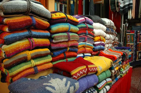Coloridos tejidos en el Mercado Municipal - Chilln