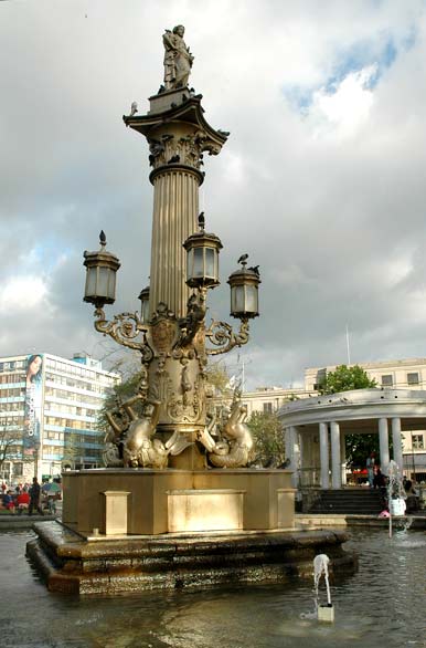 Pileta de agua en el centro de la plaza - Concepcin