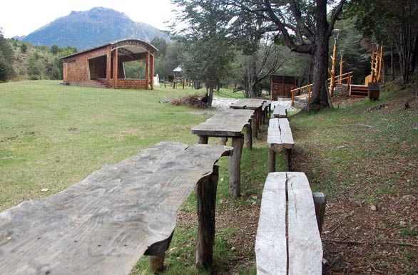 Mesas y bancos en Pan de Azcar - Lago Verde