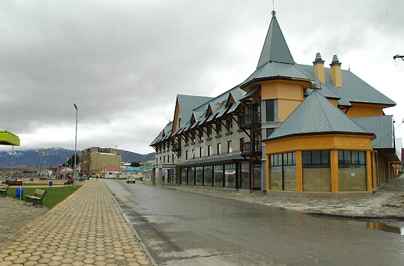 Galera comercial y costa - Puerto Natales / Torres del Paine