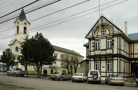 Vista de la iglesia y el municipio - Puerto Natales / Torres del Paine