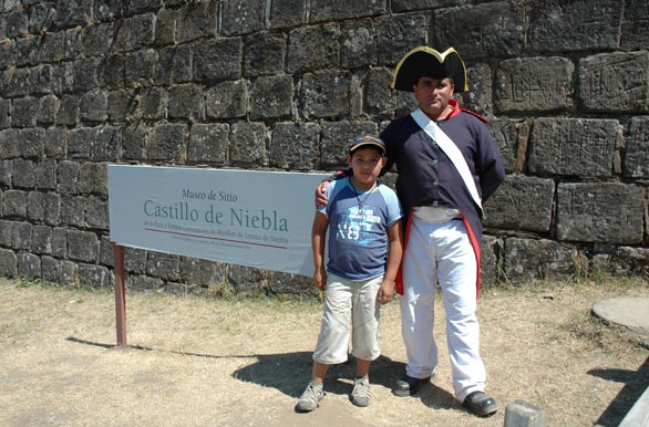 Foto obligada en la entrada al castillo - Valdivia