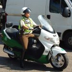Polica en su moto