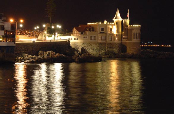 Vista nocturna del Castillo Wulff - Via del Mar