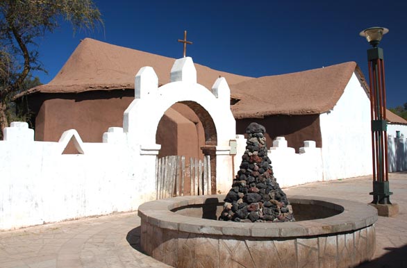 Iglesia y fuente de agua - San Pedro de Atacama