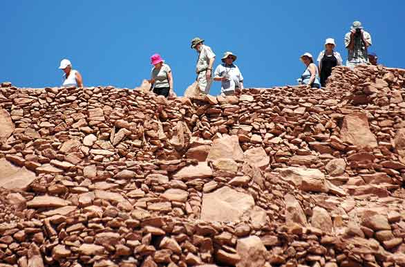 Turistas en Pukara de Quitor - San Pedro de Atacama