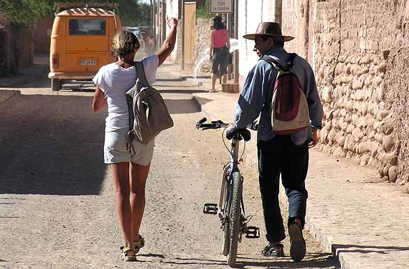 Turista y poblador - San Pedro de Atacama
