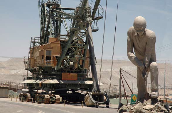 Grúa y monumento en Chuquicamata - Calama