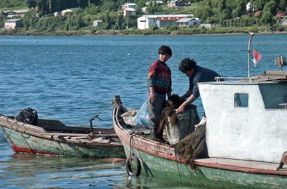 Pescadores y barcazas - Castro