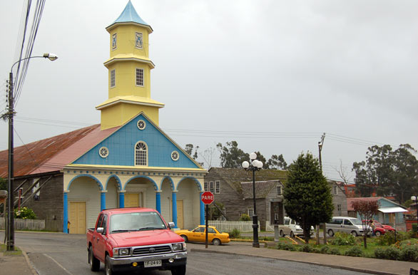 Iglesia en el pueblo de Chonchi - Castro
