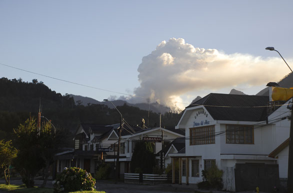 Vista de la ciudad y el volcán Chaitén - Chaitén / Futaleufú