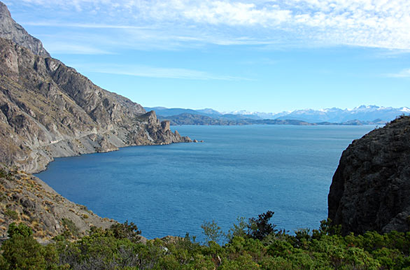 Camino que bordea el lago - Chile Chico / Lago G. Carrera