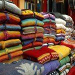 Coloridos tejidos en el Mercado Municipal