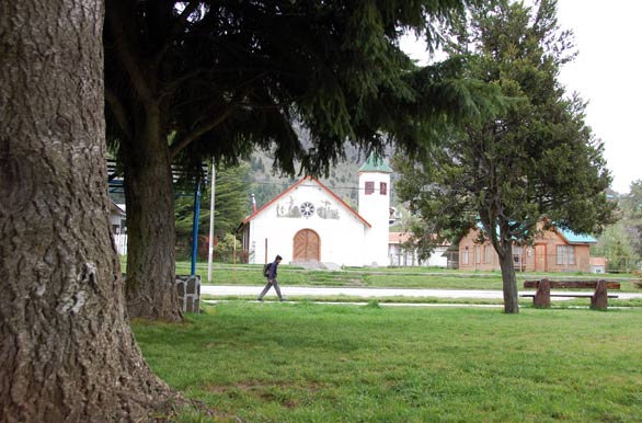 Iglesia frente a la plaza - Alto Palena