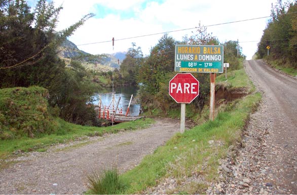Camino a la Balsa sobre el Ro Blanco - Puerto Aysn