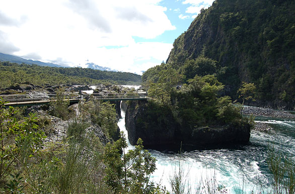 Pasarelas en saltos de Petrohu - Puerto Varas
