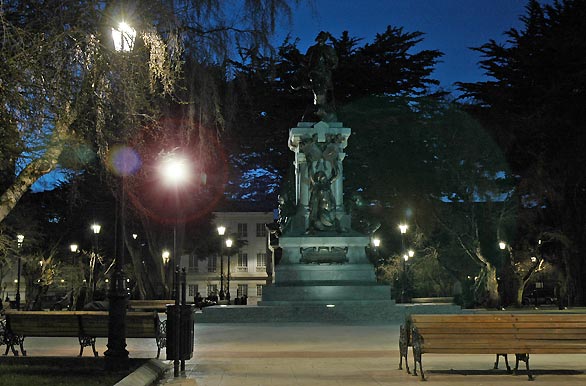 Vista nocturna Plaza de Armas - Punta Arenas