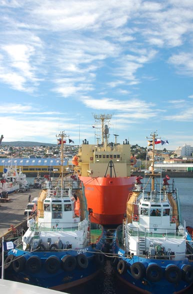 Atracados en el muelle - Punta Arenas
