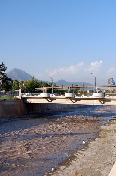 Río en el centro - Santiago