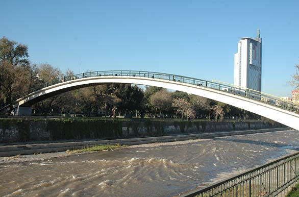 Puente peatonal Río Mapocho - Santiago