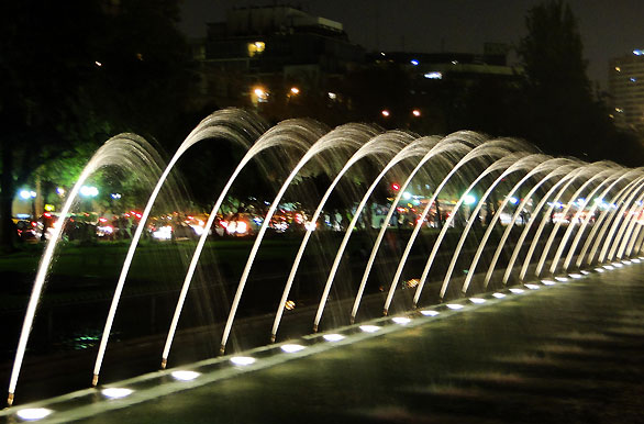 Reflejos de agua, fuente en Santiago - Santiago