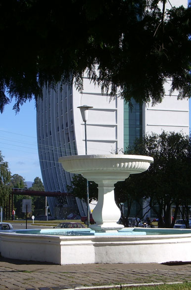 Fuente de agua con vista del nuevo hotel - Valdivia