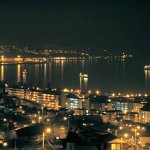 Vista nocturna del puerto